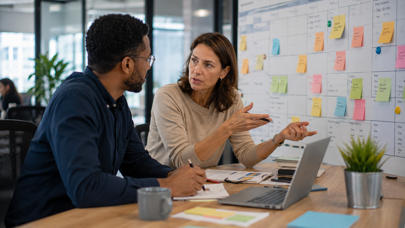 Bureau d'entreprise avec collaborateurs au travail