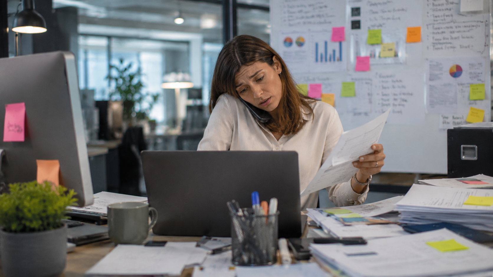 Équipe travaillant sur plusieurs ordinateurs avec forte coordination